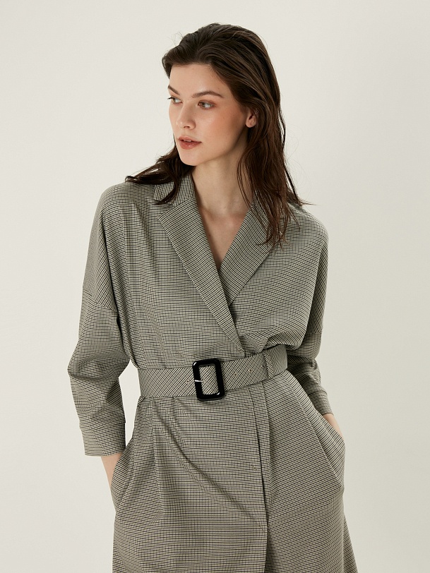 Свободное платье-халат из костюмной ткани с поясом