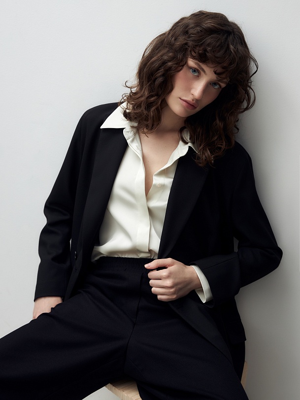 Удлиненный двубортный жакет из костюмной ткани