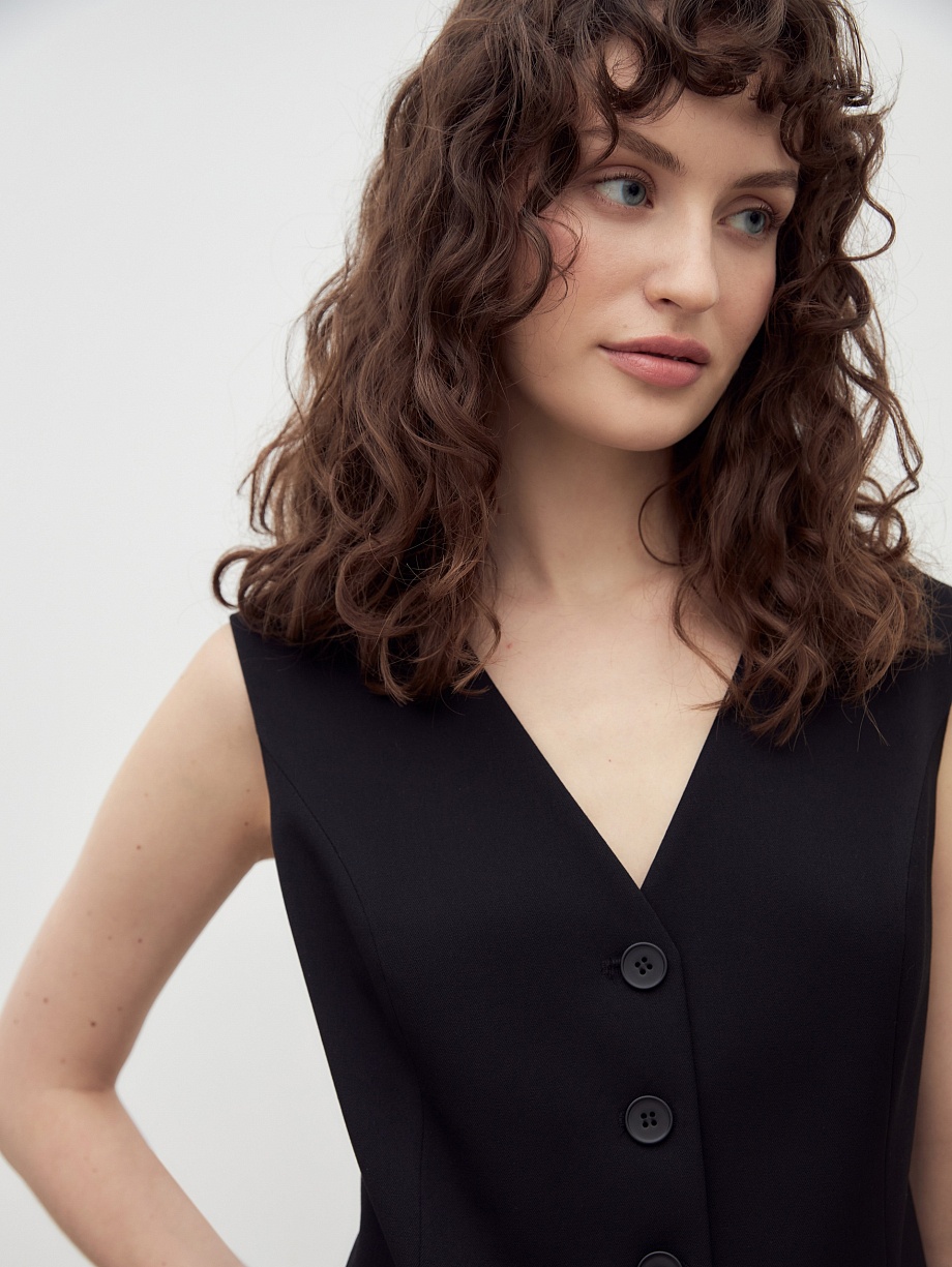 Жилет полуприлегающего силуэта из костюмной ткани