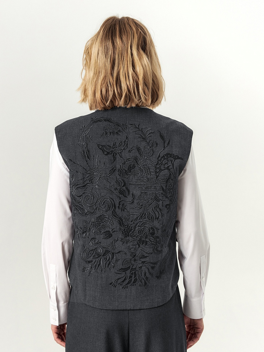 Жилет укороченный с вышивкой на спинке