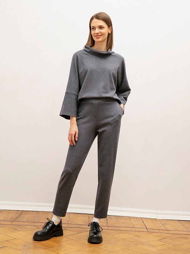 Брюки женские трикотажные зауженного силуэта