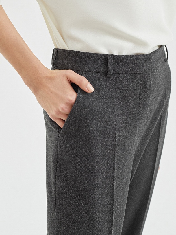 Широкие струящиеся брюки из костюмной ткани на резинке
