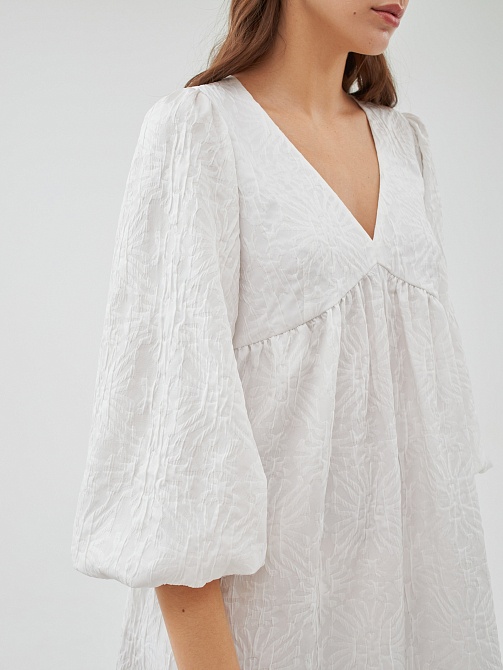 Объёмное платье из фактурной ткани