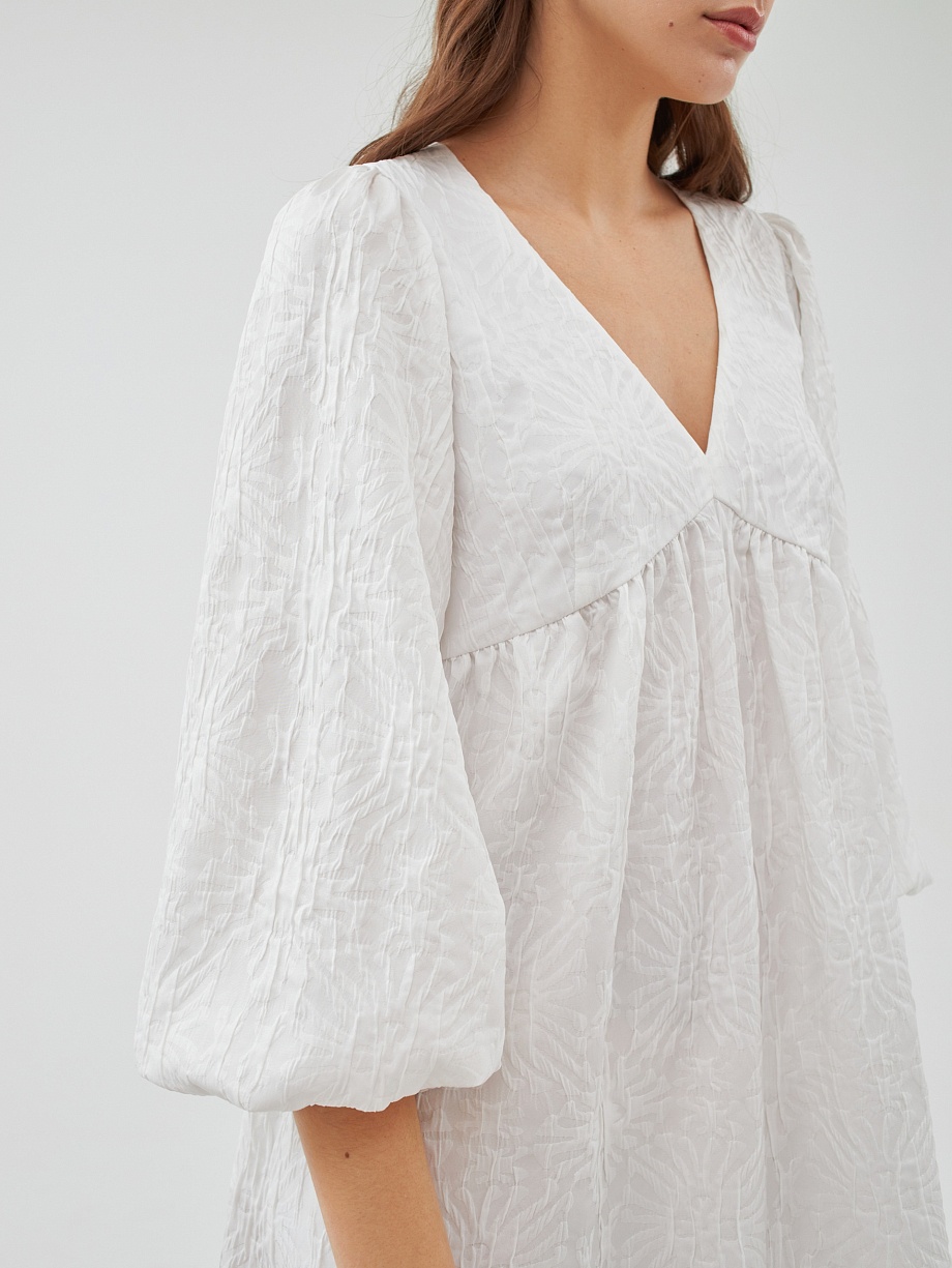 Объёмное платье из фактурной ткани