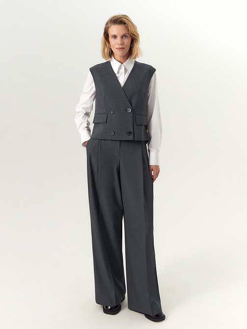 Жилет укороченный с вышивкой на спинке