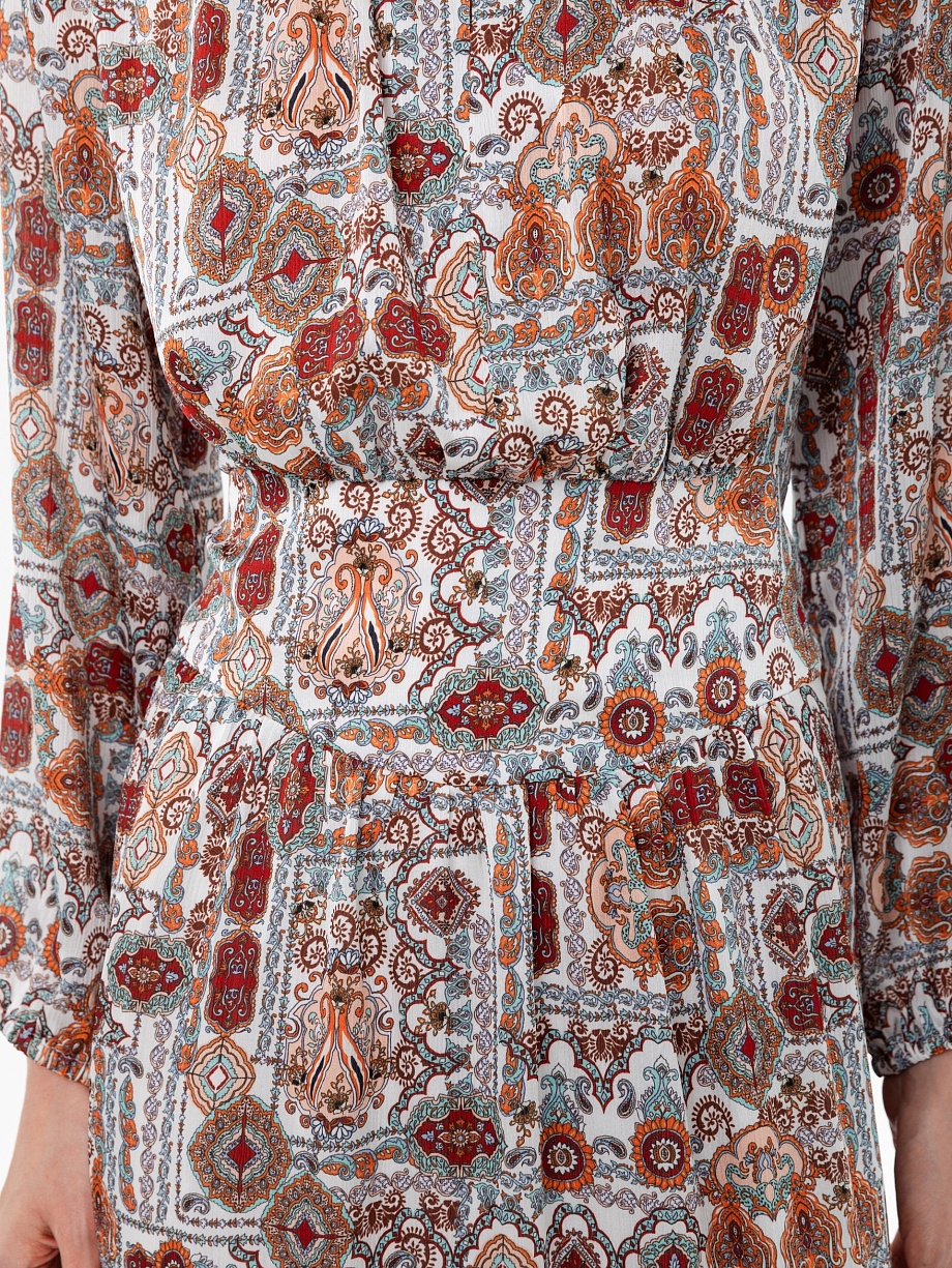 Свободное приталенное платье с восточным принтом
