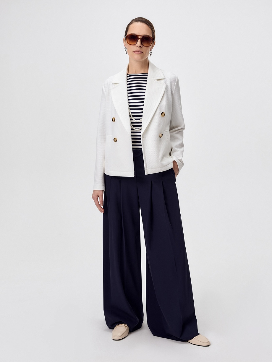 Укороченный жакет из фактурного трикотажа