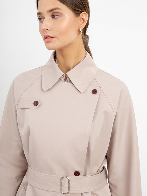 Двубортный бежевый тренч