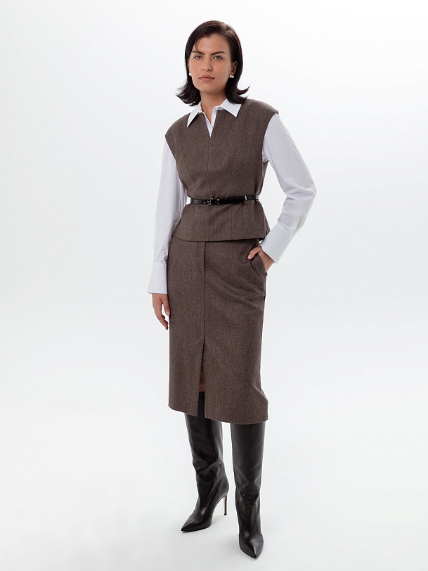 Жилет прилегающего силуэта со спущенной линией плеча