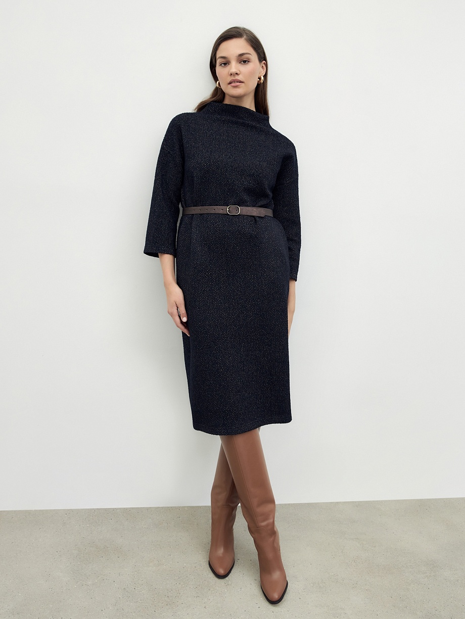 Платье из фактурного трикотажа с воротником-стойка