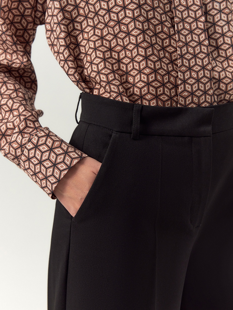 Брюки свободного силуэта из костюмной ткани