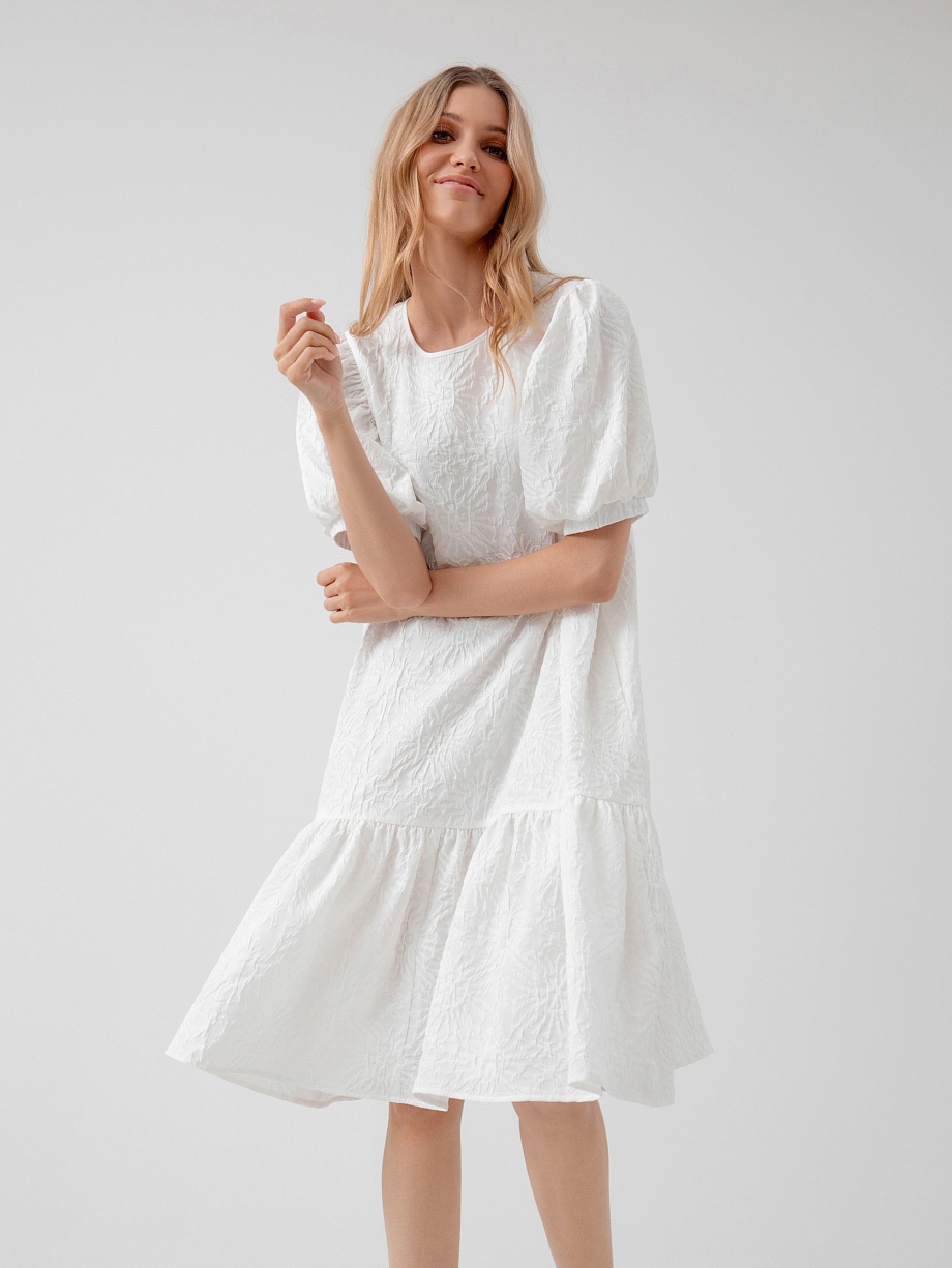 Объёмное платье из фактурной ткани