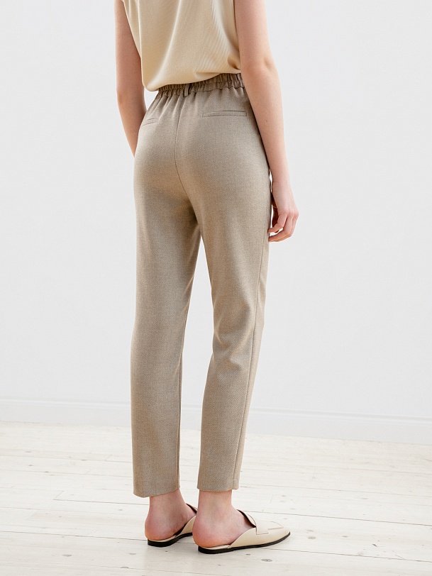 Зауженные к низу брюки