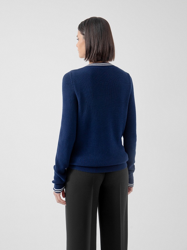 Классический джемпер с V-образным вырезом