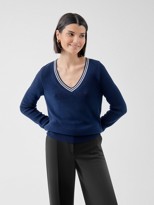 Классический джемпер с V-образным вырезом