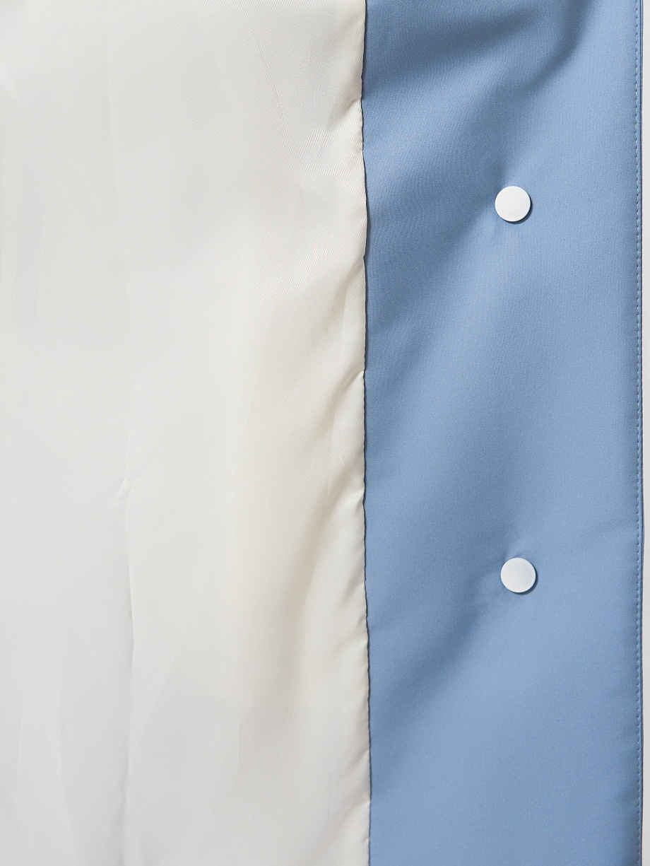 Непромокаемый плащ на кнопках с капюшоном