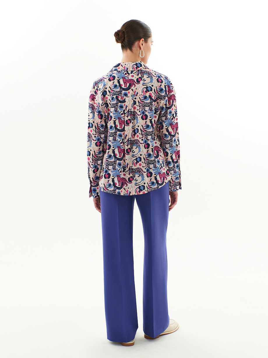 Свободная блуза на пуговицах из вискозы в анималистичном принте