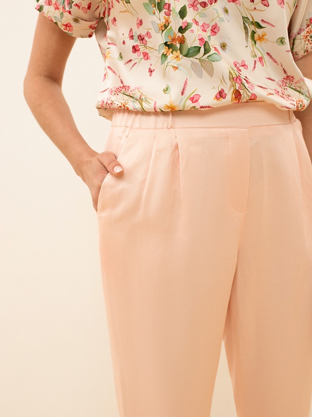 Зауженные к низу укороченные женские брюки