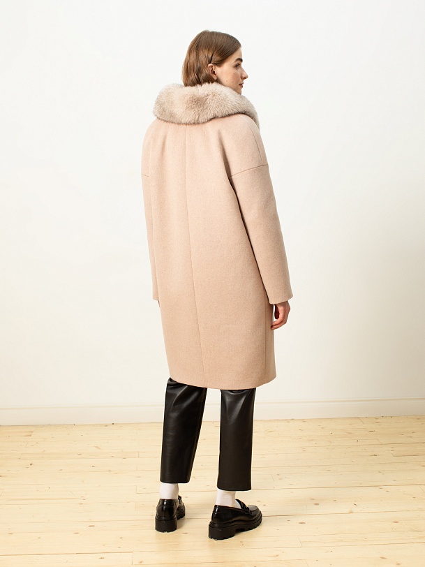 Зимнее пальто из шерсти с мембраной и меховым воротником