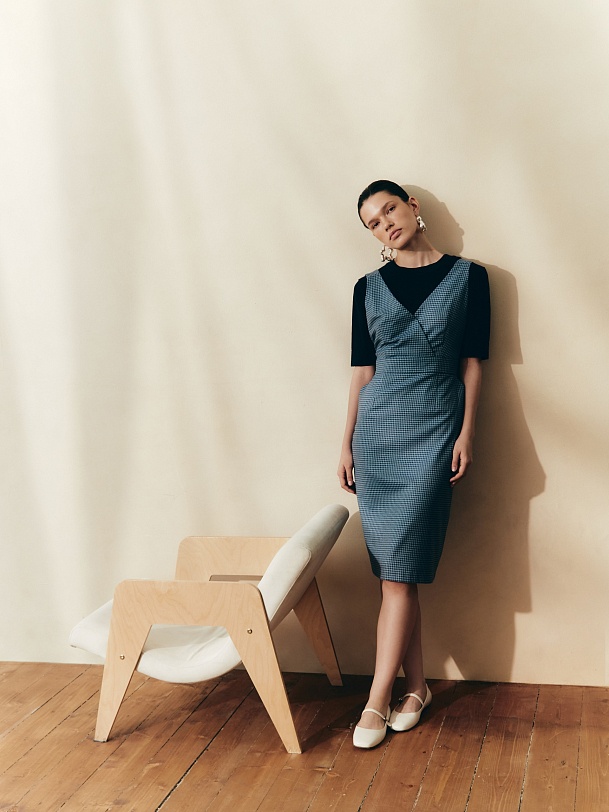 Приталенный сарафан на широких лямках с имитацией запаха