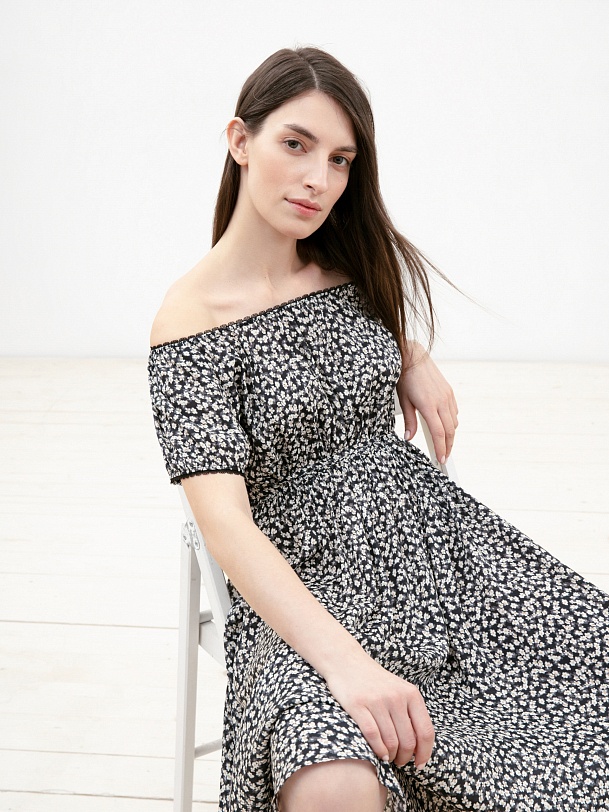 Платье с открытыми плечами