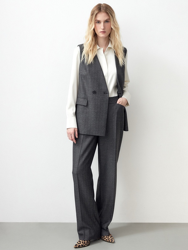 Классические прямые брюки со стрелками из костюмной ткани с принтом "елочка"