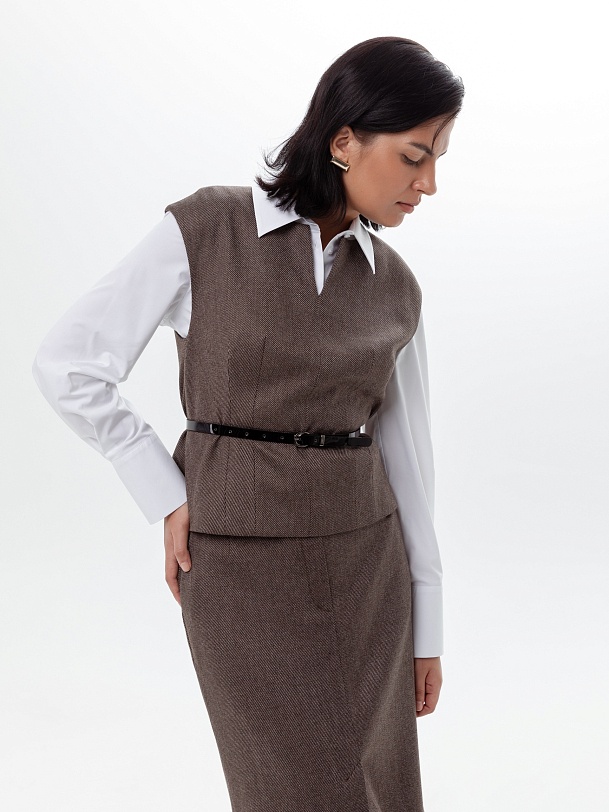 Жилет прилегающего силуэта со спущенной линией плеча