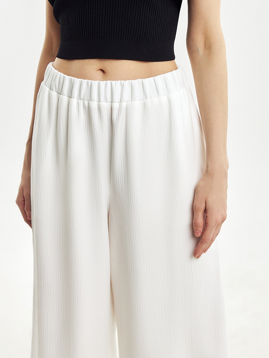 Укороченные широкие брюки из фактурной ткани