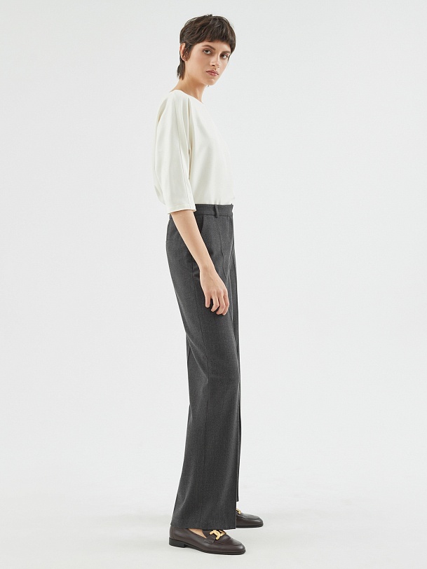 Широкие струящиеся брюки из костюмной ткани на резинке