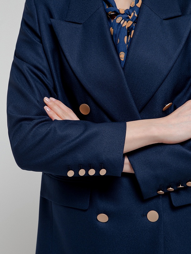 Удлиненный прямой двубортный жакет