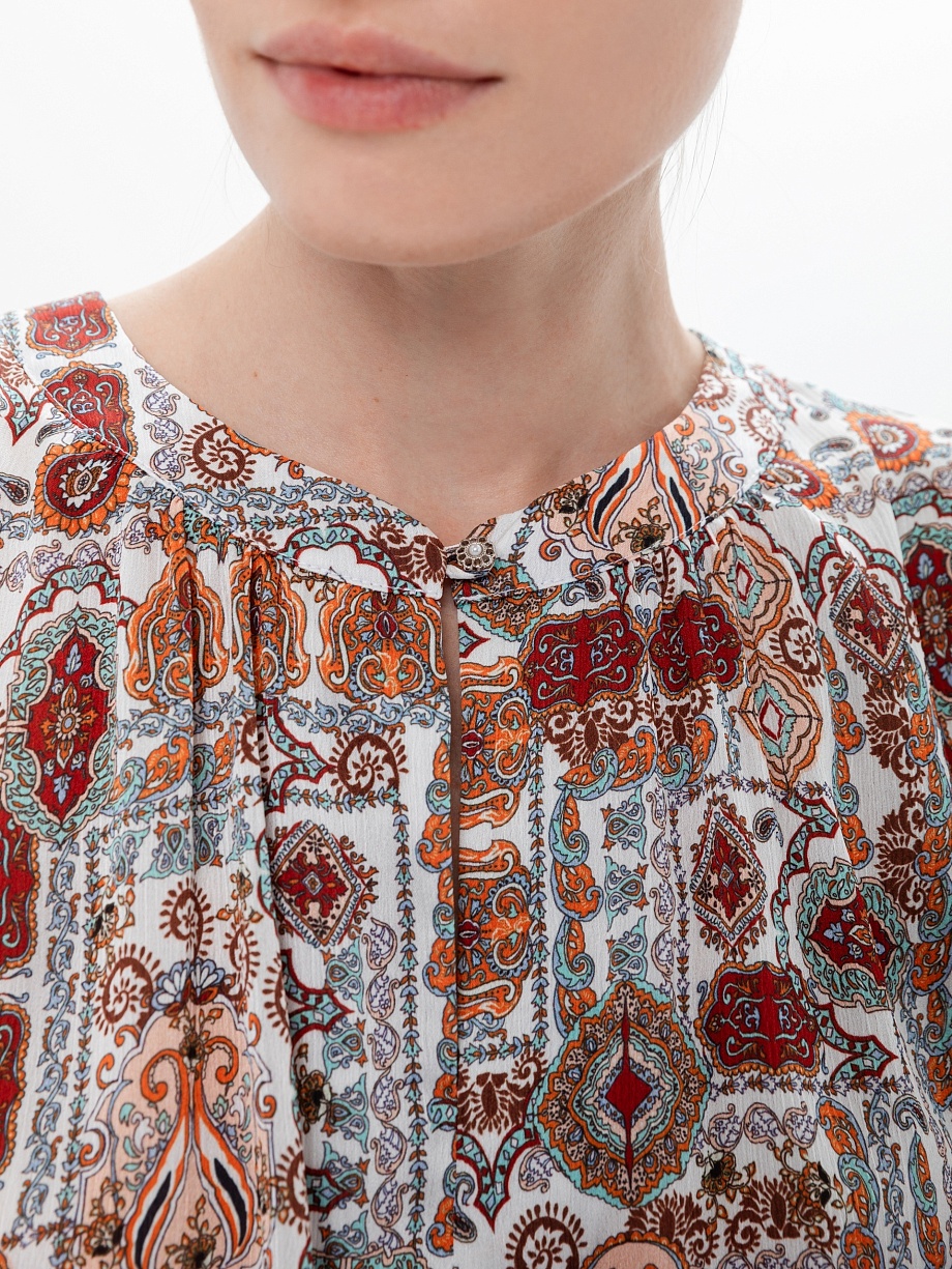 Свободное приталенное платье с восточным принтом