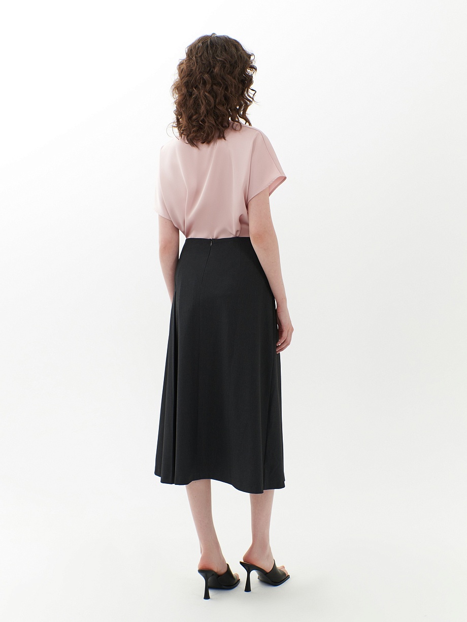 Расклешенная юбка с разрезами и складками асимметричного кроя