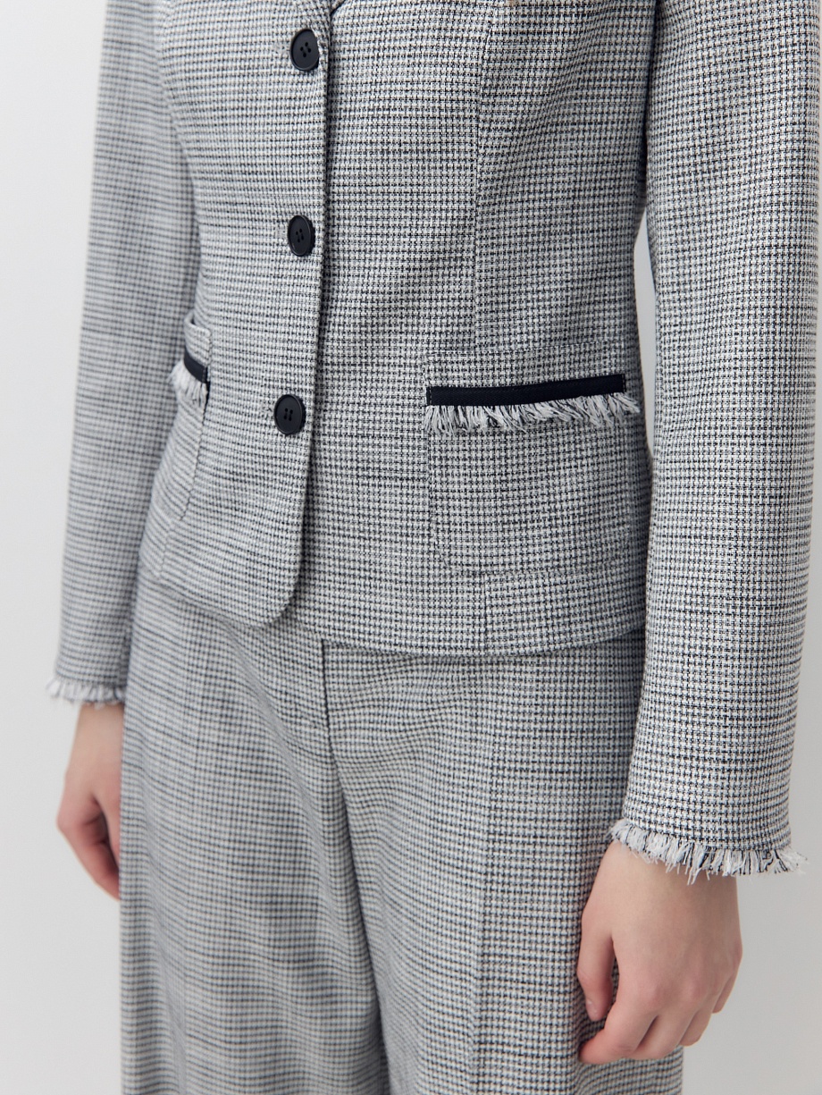 Укороченный приталенный жакет из твида