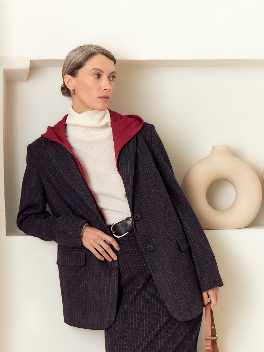 Прямой трикотажный жакет со съёмным капюшоном-манишкой