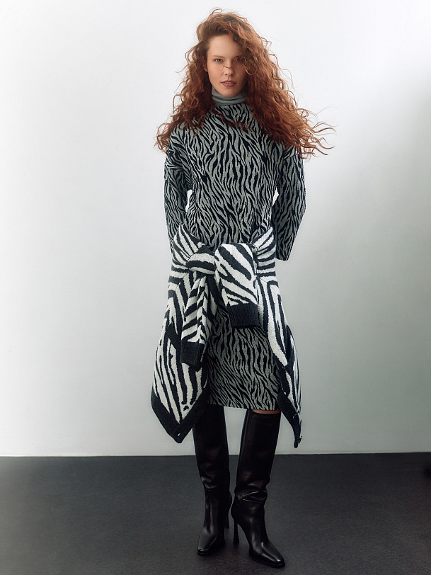 Свободное трикотажное платье в принте "зебра"