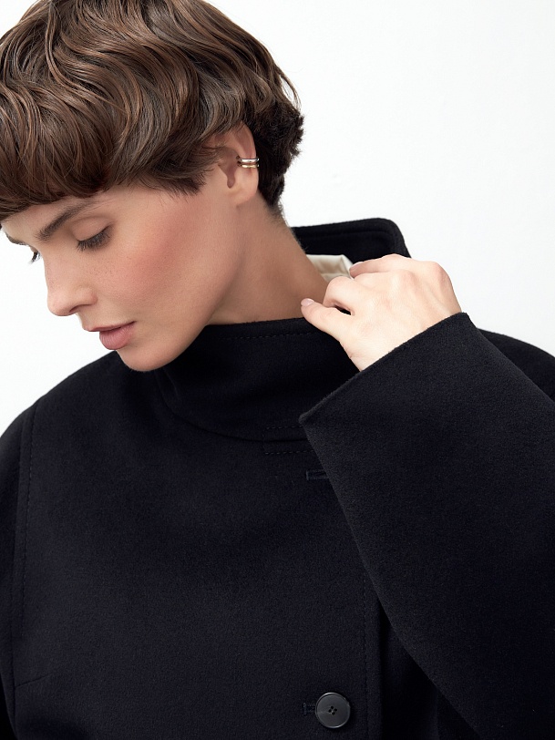 Шерстяное пальто с мембраной и утеплённой спинкой