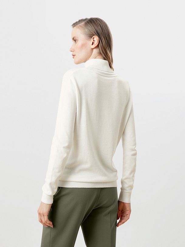 Тонкий белый свитер