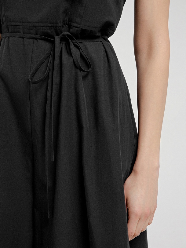 Летний комбинезон из тонкого хлопка с вырезом на спине