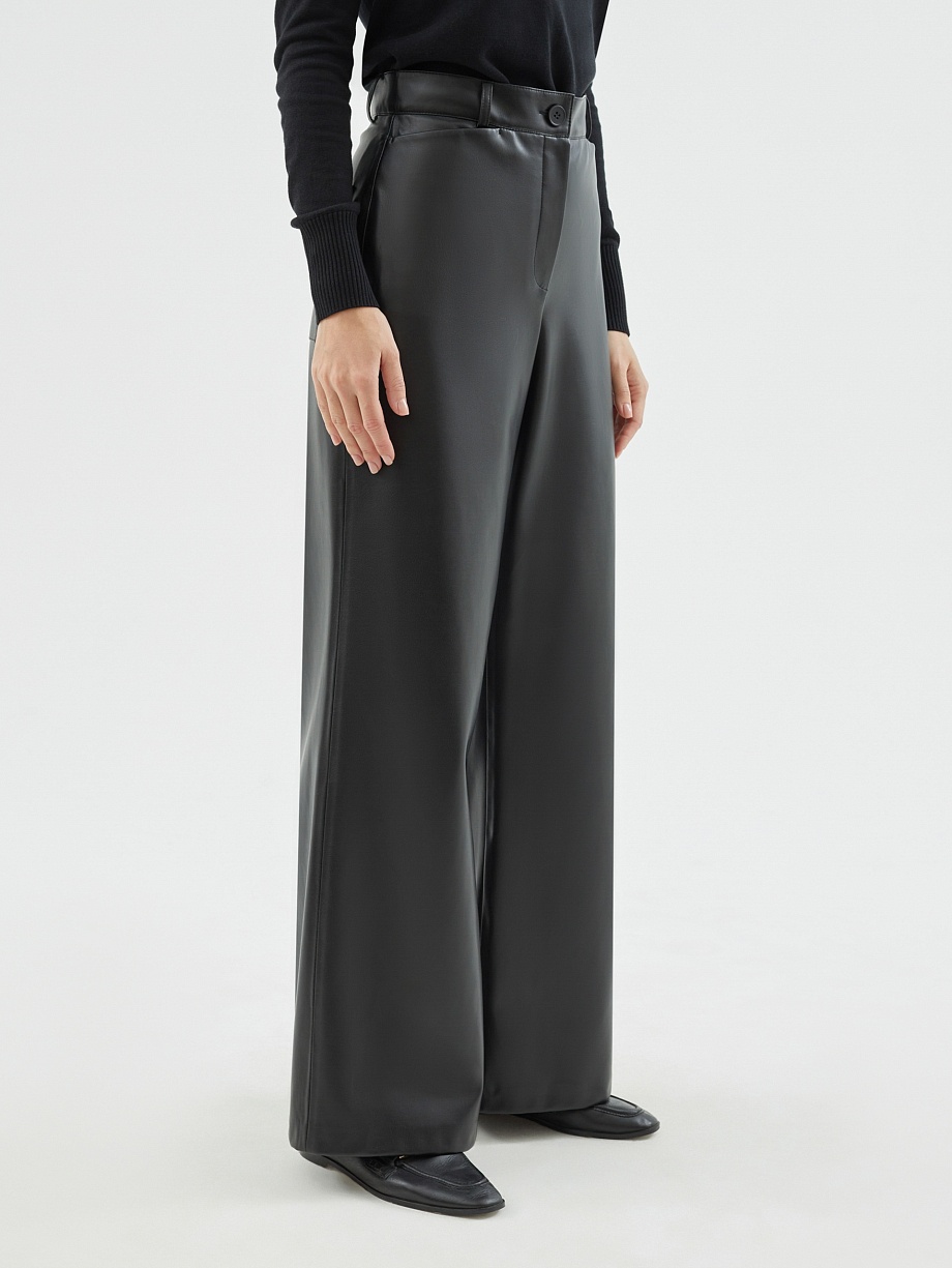 Широкие расклешенные брюки из черной экокожи