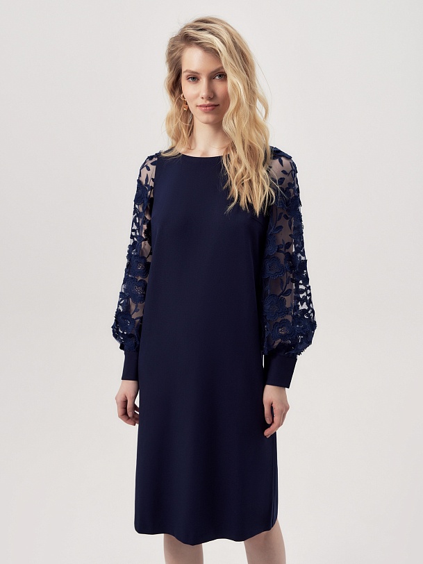 Прямое платье с кружевными рукавами