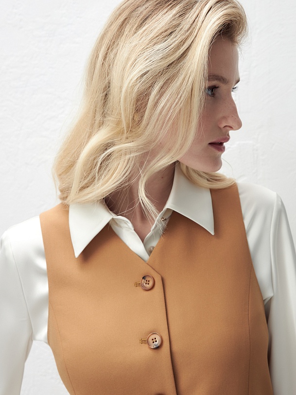 Жилет из костюмной ткани с V-образным вырезом