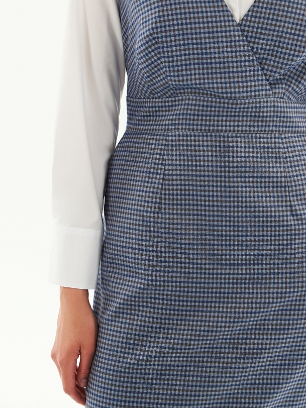 Приталенный сарафан на широких лямках с имитацией запаха