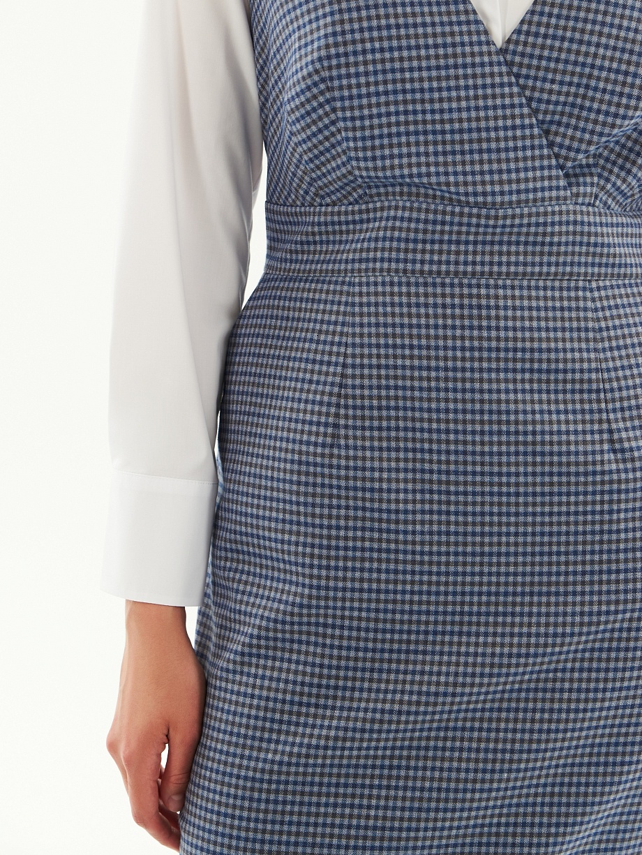 Приталенный сарафан на широких лямках с имитацией запаха