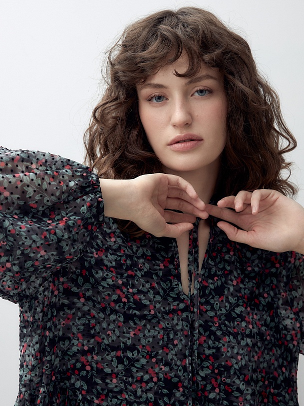 Свободное короткое платье с растительным принтом