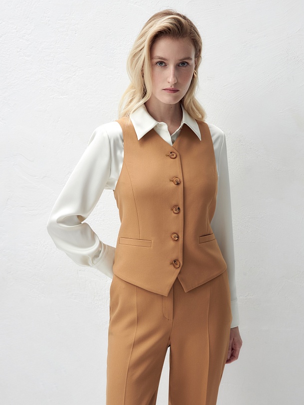 Жилет из костюмной ткани с V-образным вырезом