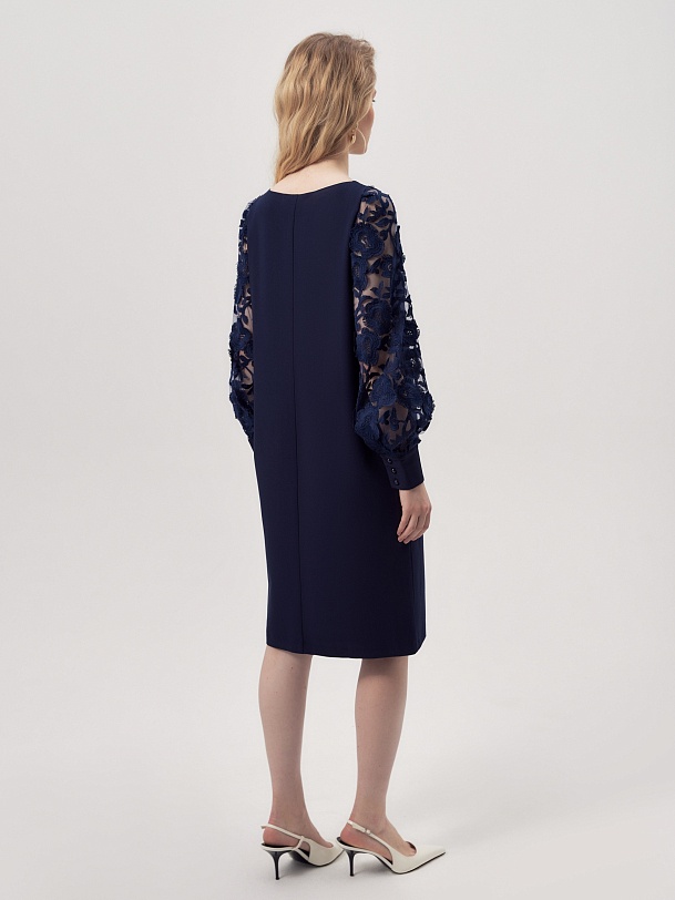Прямое платье с кружевными рукавами