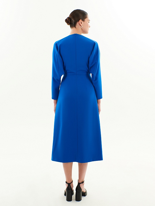 Приталенное платье из  ярко-синей костюмной ткани