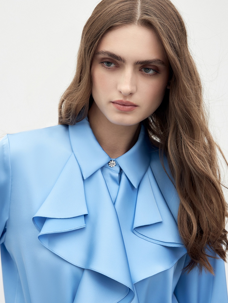 Атласная блуза с воланом на воротнике