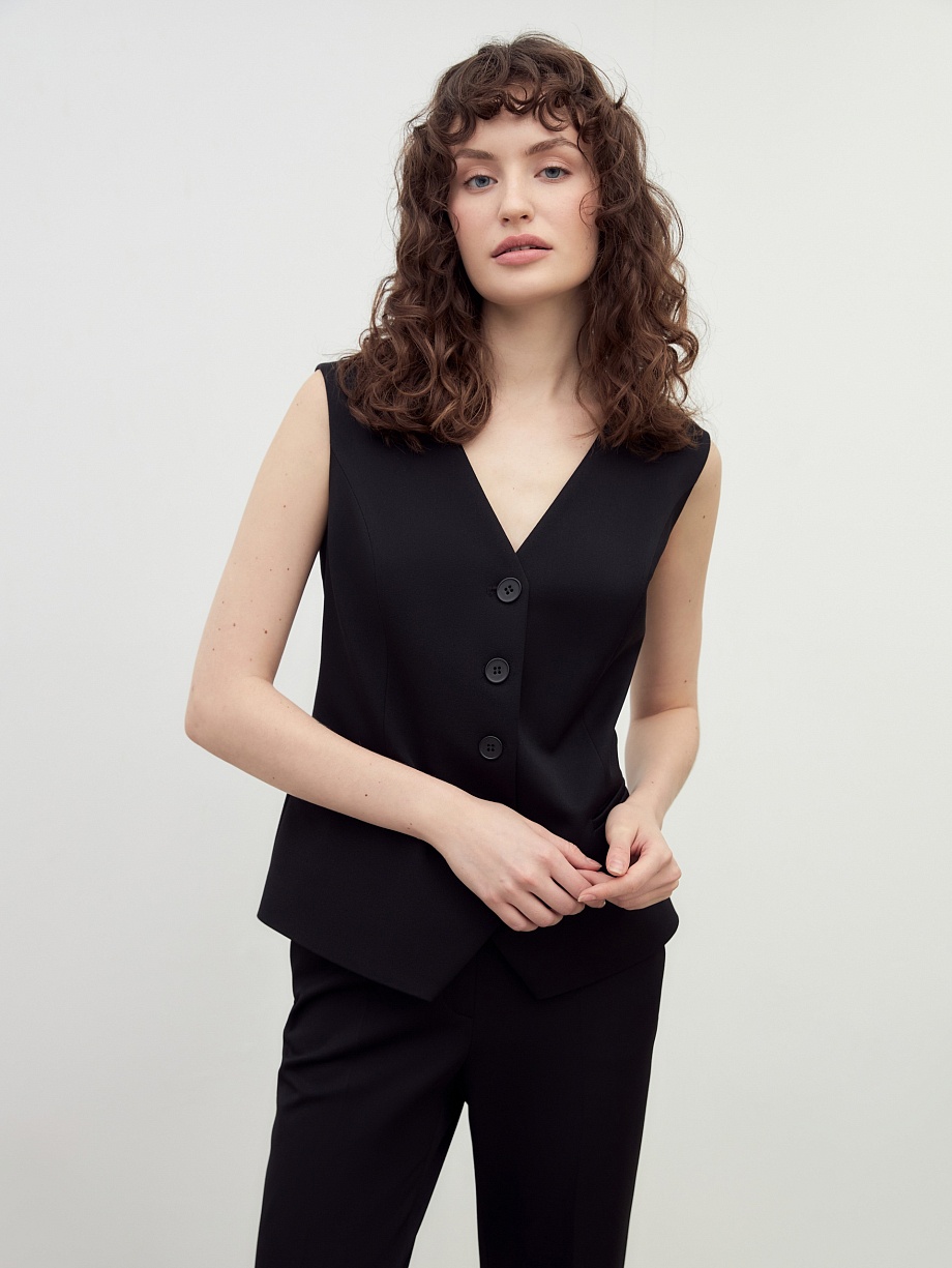 Жилет полуприлегающего силуэта из костюмной ткани