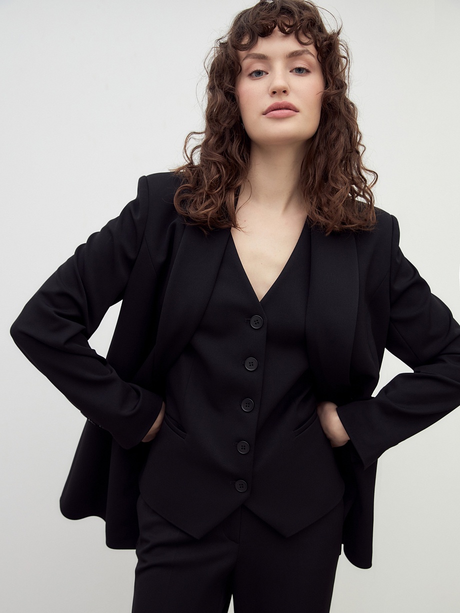 Жилет полуприлегающего силуэта из костюмной ткани